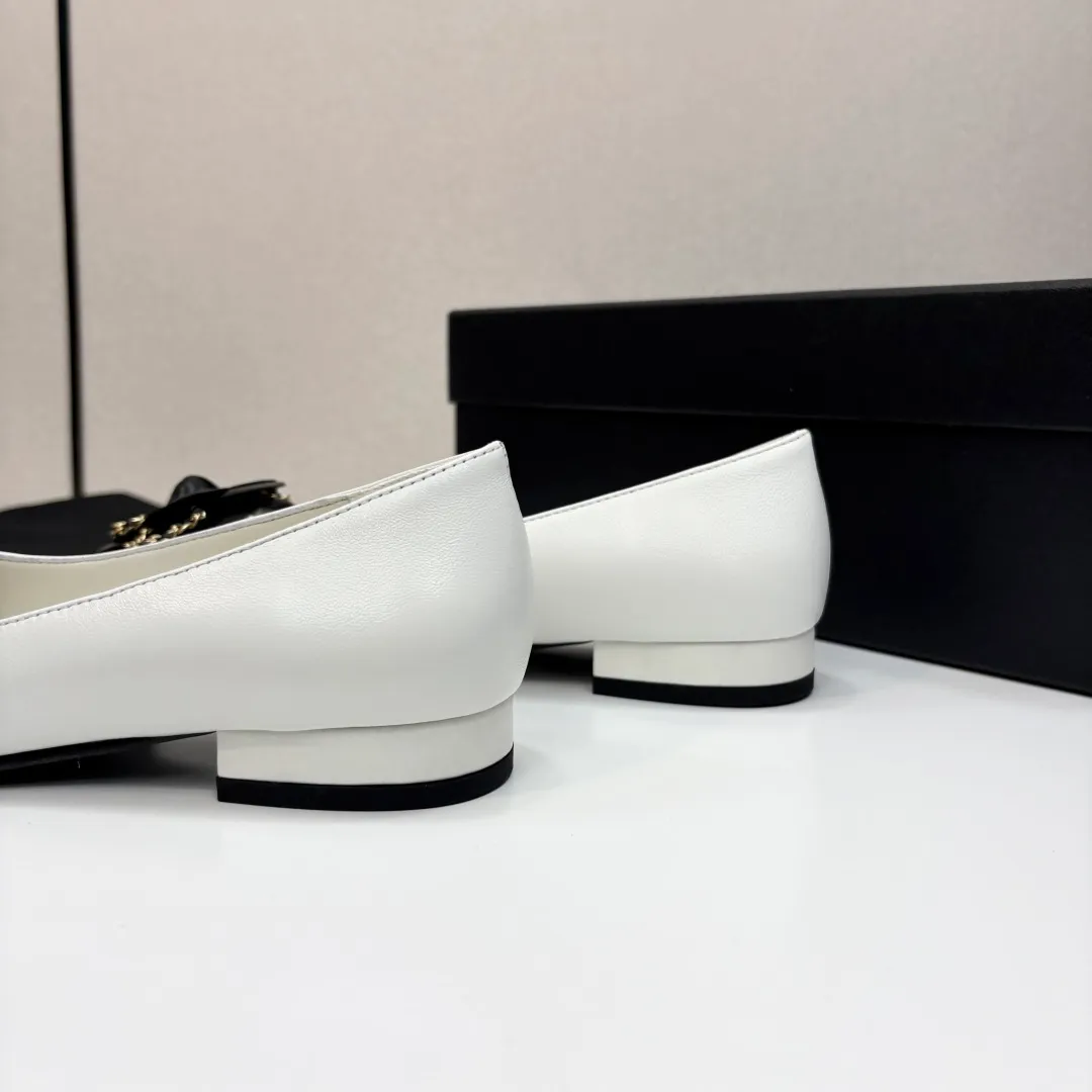 👟👟Ex-factory price 580👟👟 CHANEL｜Chanel Chanel 25C early spring new product Camellia series flat shoes This season’s Camellia series is really beautiful😍 Grandma Xiang’s family has always been elegant and ladylike, full of high-end sense! It’s very nice on the feet~ Whether worn barefoot or paired with skirts or trousers, it’s very versatile! Incomparably beautiful! Extraordinarily fairy 🧚 Overwhelmingly girly‼ ️ The upper is made of imported lambskin, the lining is made of mixed sheepskin, and the Italian A-grade leather outsole Size: 35-39 (40/41 customized)
